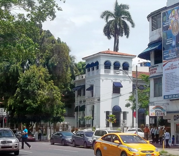 Casa del Presidente Belisario Porras, en Avenida Perú, frente a la plaza y la Embajada de España. Actual sede del Despacho superior de la Procuraduría General de la Nación.