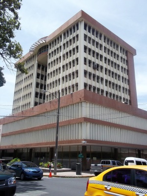 Edificio Hatillo, 1973, construído sobre el antiguo Hospital Panamá, que fuera el Pabellón del Comercio.